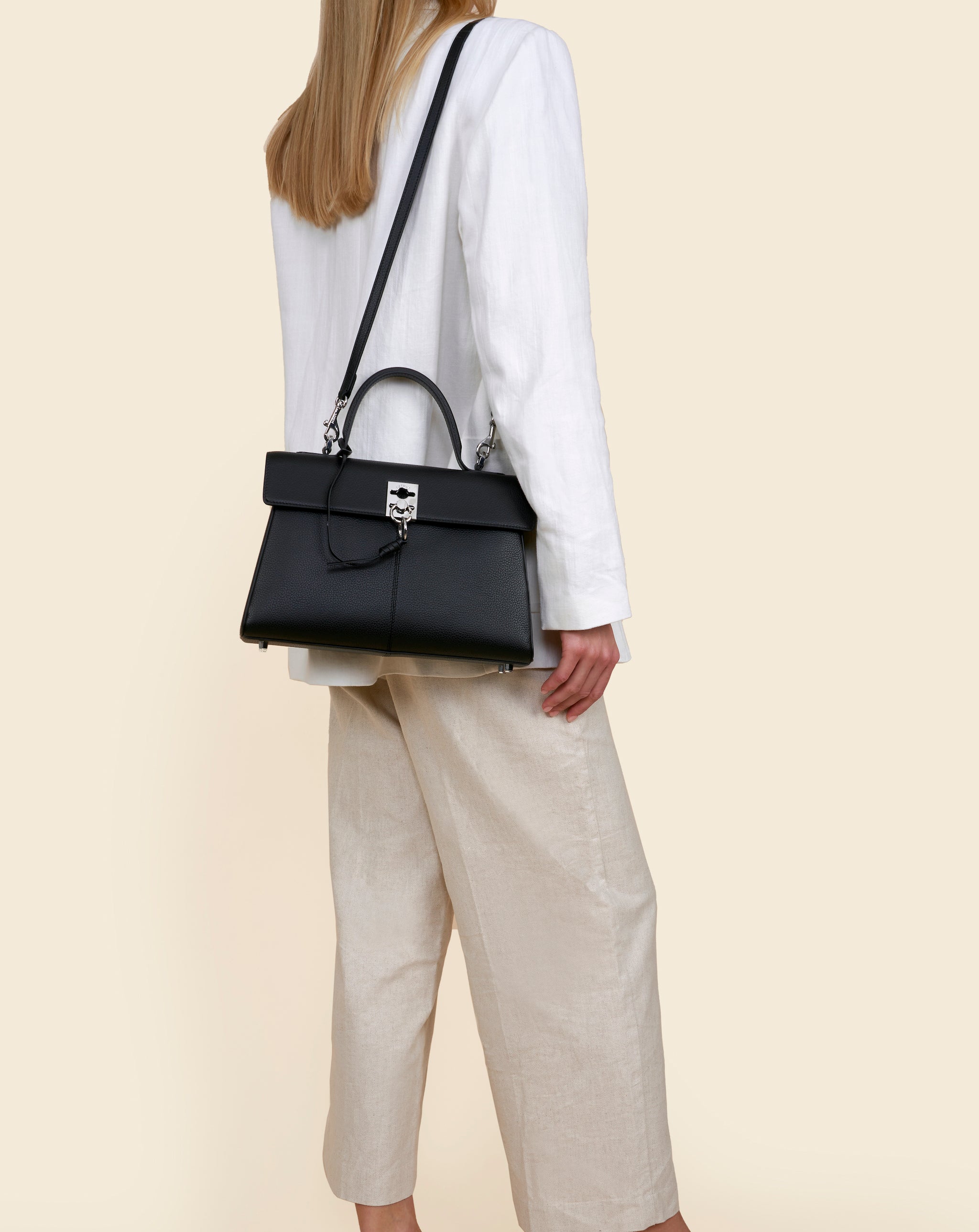 Cafuné Stance Bag in Black(Texture) on model view