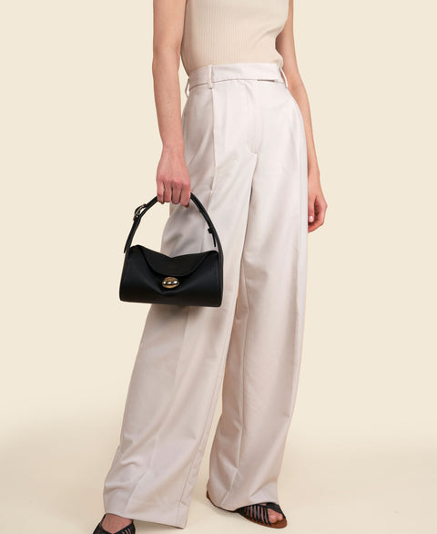 Cafuné Drop Duffel in Black on model view