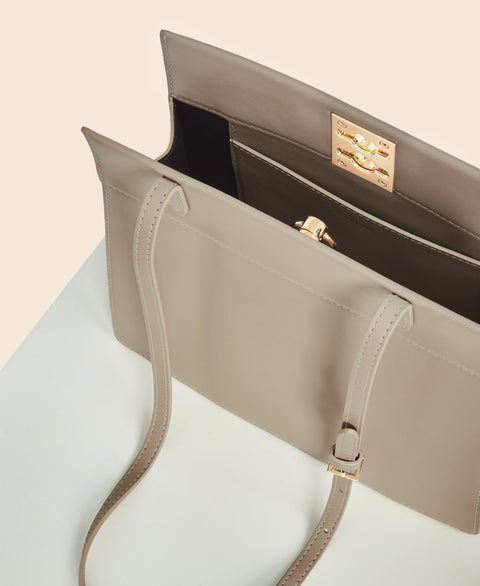 Cafuné Stance Clasp in Taupe interior view