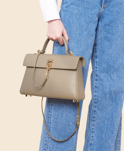 Cafuné Stance Bag in Taupe on model
