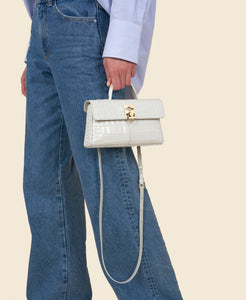 Cafuné Stance Wallet - White(Croc) on model view