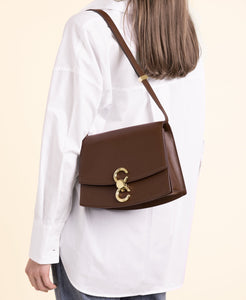 Cafuné Pendulum Bag Walnut on model view
