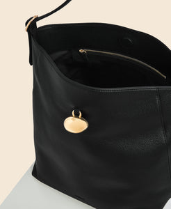 Cafuné Drop Hobo in Black interior view