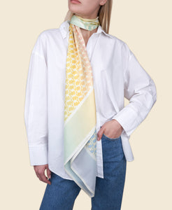 Cafuné C-Lock Scarf in Rainbow on model view